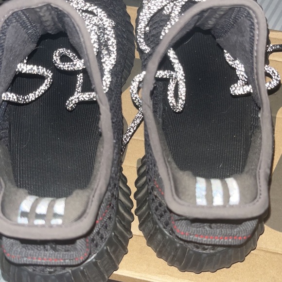 Yeezy Boost Black 350 V2 - Picture 2 of 5